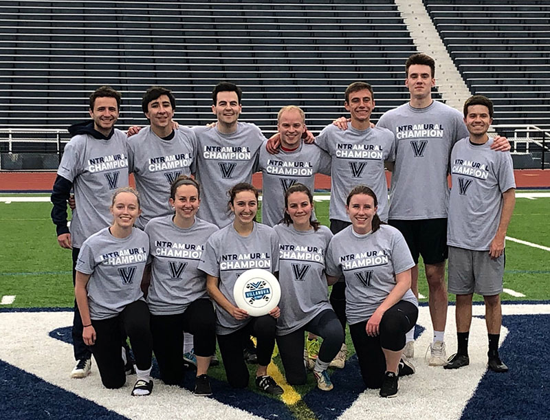 Students posing for ultimate frisbee champion photo